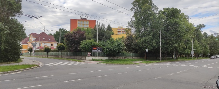 pohled přes křižovatku